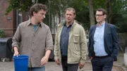 Die Ermittlungen führen Finn (Sven Martinek, M.) und Lars (Ingo Naujoks, r.) zu Ulrich Schwabl (Daniel Fries, l.).