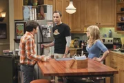 Ein Streit zwischen Sheldon (Jim Parsons, M.) und Amy überträgt sich auf Bernadette (Melissa Rauch, r.) und Howard (Simon Helberg, l.) ...