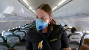 Urlaubsflüge in Corona-Zeiten: Auch die Flugbegleiter müssen Mund-Nasen-Masken tragen.