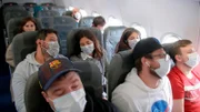 Urlaubsflüge in Corona-Zeiten: Die Passagiere müssen Mund-Nasen-Masken tragen.