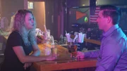 Die Frau schaut besorgt zu dem Mann in der Bar.