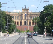 Das Maximilianeum in München, vom Maxmonument auf der Maximilianstraße aus gesehen.