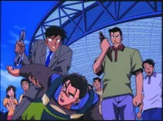 Conan und die Detective Boys Ran und Kogoro (r.) sind in einem Vergnügungspark, als Ran`s Verfolger einen fatalen Fehler macht und so auf frischer Tat ertappt wird ...