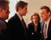 L-R: Fox Mulder (David Duchovny), Dana Scully (Gillian Anderson) und Robert Patrick Modell (Robert Wisden)