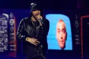 Die Heldenreise von Eminem ist einzigartig. Doch der Weg an die Spitze des Hip-Hop-Olymps ist geprägt von Missbrauch, Drogen und harten Tiefschlägen.