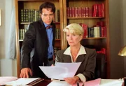 Julia (Christiane Hörbiger, l.) und ihr junger Richterkollege Dr. Altmann (Alexander Pschill, l.) ermitteln in einem merkwürdigen Fall von Einbruchdiebstahl.
