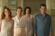 Claire Fisher (Lauren Ambrose, l.), Ruth Fisher (Frances Conroy, 2. v.l.),  Brenda Chenowith (Rachel Griffiths, 2.v.r.) und David Fisher (Michael C. Hall).