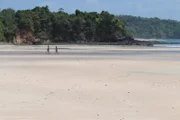 Dustin (l) and Tara (r) walking on the beach in Panama.