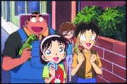 Als Ran aus dem Krankenhaus entlassen wird, erinnert sie sich an niemanden mehr. Doch Conan merkt, dass Ran beobachtet wird. Nun wollen die Detective-Boys (v.l.n.r.) George,Sonoko, Ai und Mitsuhiko für Rans Sicherheit sorgen ...