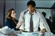Mrs. Mulder (Rebecca Toolan, vorne) wurde mit einem Schlaganfall in ein Krankenhaus eingeliefert. Scully (Gillian Anderson, l.) steht Mulder (David Duchovny, r.) bei, der das Leben seiner Mutter mit den Kräften eines Außerirdischen retten möchte.