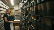 In den Archiven des Roten Kreuzes in München lagern Millionen Dokumente zur Vermisstensuche in der Nachkriegszeit. Die Historikerin, Dr. Nadine Recktenwald, erforscht die Geschichte der Suchdienste.