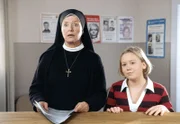 Schwester Lotte (Jutta Speidel, l.) begleitet Rebecca Bachmann (Sophie Belcredi, r.) aufs Polizeirevier.