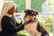 Schwester Lela (Denise M’Baye) und Herr Hund.