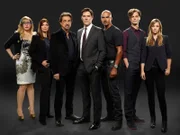 (9. Staffel) - Ein starkes Team, das jeden Serientäter zur Strecke bringt: Dr. Spencer Reid (Matthew Gray Gubler, 2.v.r.), Derek Morgan (Shemar Moore, 3.v.r.), Aaron Hotchner (Thomas Gibson, M.), David Rossi (Joe Mantegna, 3.v.l.), Jennifer 'JJ' Jareau (AJ Cook, r.), Penelope Garcia (Kirsten Vangsness, l.) und Alex Blake (Jeanne Tripplehorn, 2.v.l.) ....