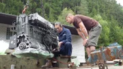 Michael Manousakis (r.) and Michael Kurkowsky (l.) examines the condition of the engine.