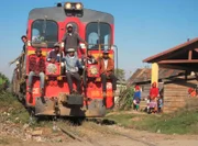 "Lokbesetzung" auf der madagassischen Eisenbahn.