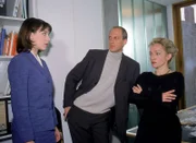 Constanze Breitenbach (Alana Bock, li.), Gunter Strauss (Claudius Freyer, Mi.) und Eva Moser (Angelika Bartsch, re.) sprechen über die Ermittlungen der Polizei.