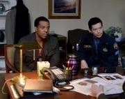 (l-r) Russell Hornsby als Hank Griffin, Reggie Lee als Sergeant Wu