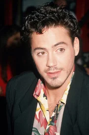 Junger Wilder: Robert Downey Jr. 1990 bei der Premiere von "Air America" in Los Angeles. In den folgenden Jahren fällt der Schauspieler vor allem durch seine Drogensucht auf. Und er wird mehrfach straffällig.