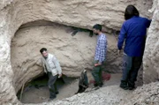 Paläontologe Nizar Ibrahim an einem Fossilienfundort im Atlasgebirge in Marokko