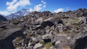 Bergsteiger wandern auf den Felsen des Berges Haba im Südosten des Landkreises Shangri-La.