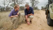 Nina und Willem Pietersen stoßen auf den Pfotenabdruck eines Löwen.