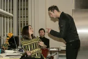 Deniz (Igor Dolgatschew, r.) wirft Jenny (Kaja Schmidt-Tychsen) vor, dass sie ihm den Baustopp eingebrockt hat...
+++