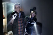 Das CSI-Team wird zu einem grausamen Vierfach-Mord gerufen. D.B. Russell (Ted Danson) und Catherine (Marg Helgenberger) suchen am Tatort nach Hinweisen auf den Täter.