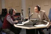 Sheldon (Jim Parsons, r.) wird von der Universität gezwungen, ein Interview mit Ira Flatow (Ira Flatow, l.), dem Radiomoderator einer Wissenschaftssendung, zu machen. Es geht um die Entdeckung des superschweren Elements, das er lediglich durch einen Rechenfehler gefunden hat ...