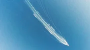 Luftaufnahme eines Schnellbootes auf dem Ozean    +++