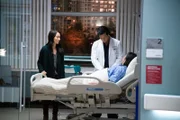 Teresa Moon (Sheena Chou, l.), Dr. Alex Park (Will Yun Lee) und Sunny Lee (Emily Kuroda)