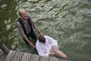Nicht sein bester Tag heute: Bootsverleiher Hans Raftl (Johannes Herrschmann) holt einen im Rollstuhl sitzenden Toten vom Seegrund ...