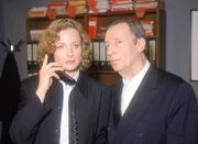 Staatsanwältin Clausen (Brigitte Beyeler) wird von einem anonymen Anrufer belästigt. Oberstaatsanwalt Lotze (Henry van Lyck) hört das Gespräch mit.