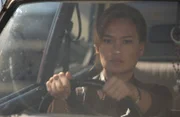 Agent Lisa Delgado (Tia Carrere) versucht nach St. Louis zu kommen, um ihre Mutter und Schwester zu retten.