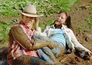 Alex (Aaron Jeffery) und Fiona (Michelle Langstone) wälzen sich glücklich im Schlamm.