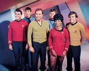 Chefingenieur Scotty (James Doohan, l.), Wissenschaftsoffizier Mr. Spock (Leonard Nimoy, 2.v.l.), Captain Kirk (William Shatner, 3.v.l.), Dr. McCoy (DeForest Kelley, 3.v.r.), Lieutenant Uhura (Nichelle Nichols, 2.v.r.) und Navigator Chekov (Walter Koenig) arbeiten an Bord von Raumschiff Enterprise.