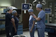 Meredith (Ellen Pompeo, l.) und Miranda (Chandra Wilson, 2.v.l.) versuchen, Sam (Jeanine Mason, 2.v.r.) zu helfen, als ein Agent im Krankenhaus auftaucht und mit ihr sprechen will. Wie weit wird De Luca (Giacomo Gianniotti, r.) gehen, um seine große Liebe zu retten?