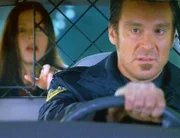 Jordan (Jill Hennessy) wird von ihrem Bruder James (Michael T. Weiss) entführt.