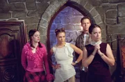 Leo (Brian Krause, 2.v.r.) ermutigt Paige (Rose McGowan, l.), in die Vergangenheit zu reisen, um die Schwestern Piper (Holly Marie Combs, r.) und Phoebe (Alyssa Milano, 2.v.l.) aus dem Kerker der bösen Zauberin zu befreien.