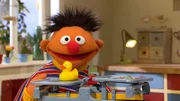 Ernie wiegt Quietscheentchen.