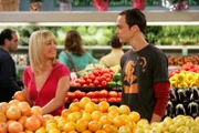 Als Sheldon (Jim Parsons, r.) für eins seiner neuen Experimente mit Penny (Kaley Cuoco, l.) Eier im Supermarkt einkaufen will, treibt er sie zur Verzweiflung ...