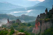Bis zu 200 Meter sind die roten Sandsteinfelsen von Belogradtschik hoch. Vor Millionen Jahren durch tektonische Bewegungen entstanden, ziehen sich diese Steinformationen über eine Länge von rund 30 Kilometern.