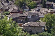 Die Rhodopen sind dünn besiedelt, nur wenige Dörfer verstecken sich in engen Tälern. Auch Kowatschewiza. Das Dorf ist aufgrund seiner Architektur berühmt und hat sich seit dem 17. Jahrhundert, als es erbaut wurde, kaum verändert