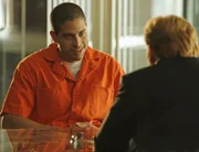 Eric (Adam Rodriguez, l.) wurde wegen seiner kubanischen Geburtsurkunde von der Einwanderungsbehörde inhaftiert.