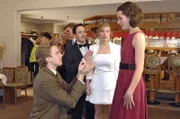Mark (Jannek Petri, l.) bemerkt die Anziehung zwischen Nelly (Alissa Jung, r.) und Nils. Um Nelly nicht zu verlieren, macht er ihr vor der versammelten Hochzeitsgesellschaft einen Heiratsantrag.