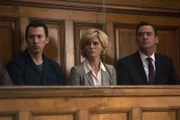 Jack Hodgson (David Caves, l.), Nikki Alexander (Emilia Fox, M.) und Dr. Thomas Chamberlain (Richard Lintern, r.) sind im Gericht. Sie verfolgen den Fall von David Bennetto.