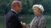 Frau Wustrack (Alice Treff) ist von der Unschuld ihres Sohnes Hotte überzeugt und bittet Privatdetektiv Peter Strohm (Klaus Löwitsch) um Hilfe.