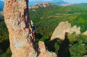 Auch wenn ihr tägliches Training in der Halle stattfindet: Mehrmals im Monat klettern Todor Tsankov und sein Sicherungspartner in der Natur. Heute haben sie sich den "Finger" vorgenommen, einen mittelschweren, 70 Meter hohen Felsen.
