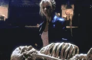 Buffy (Sarah Michelle Gellar) betrachtet das Skelett ihres größten Widersachers, des Meisters der Vampire, den sie endgültig besiegt glaubt.