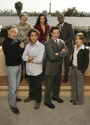 (1. Staffel) - Ein verschworenes Team: Don Eppes (Rob Morrow, vorne 2.v.r.), Charlie Eppes (David Krumholtz, vorne 2.v.l.), Alan Eppes (Judd Hirsch, vorne l.), Dr. Larry Fleinhardt (Peter MacNicol, hinten l.), Terry Lake (Sabrina Lloyd, vorne r.), David Sinclair (Alimi Ballard, hinten r.) und Amita Ramanujan (Navi Rawat, hinten M.) ...